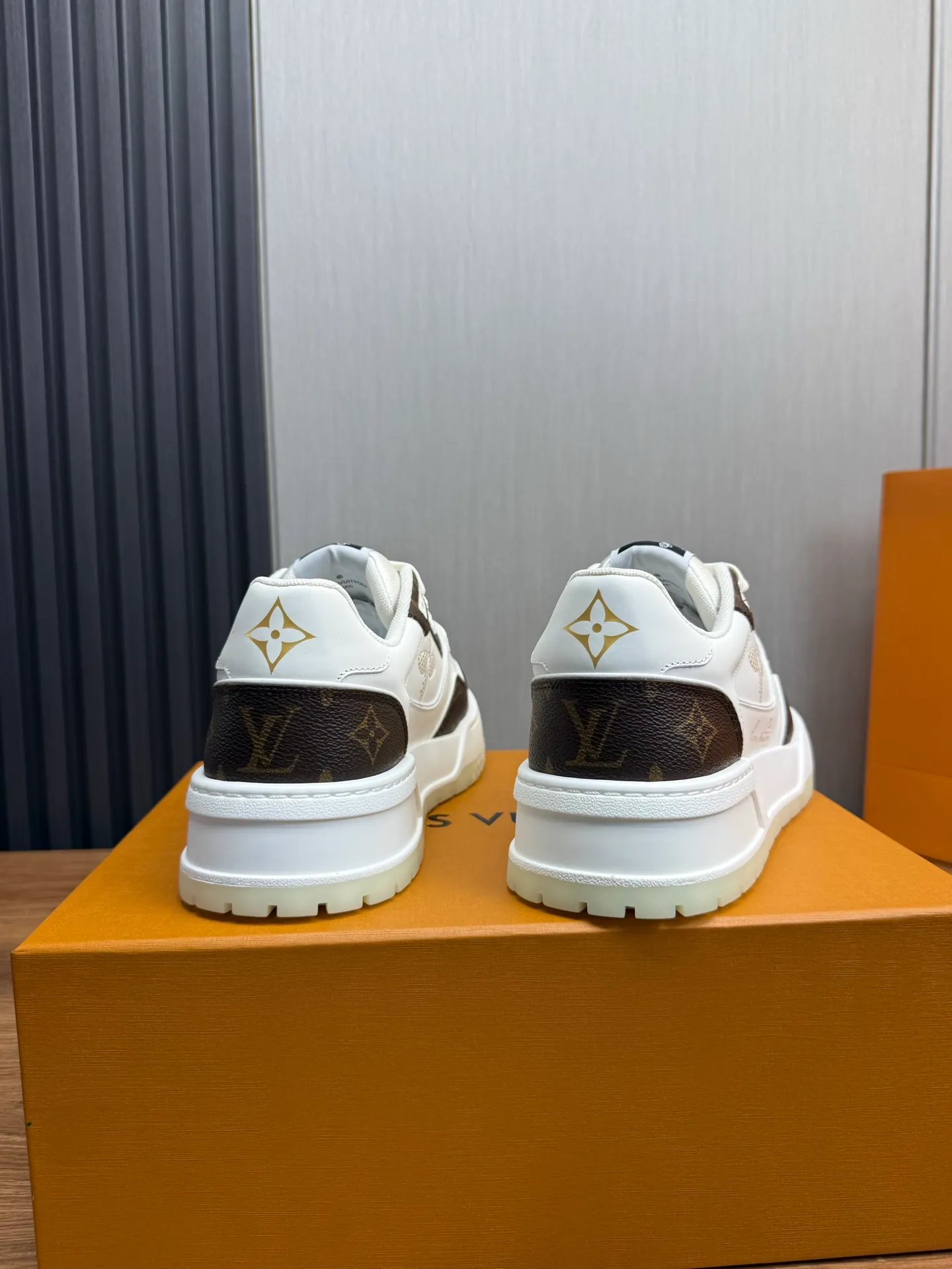 Men's shoes 💰860💰 LV. High version counters are on sale at the same time ⬆️ Men's new sneakers 🔥 The uppers are imported cowhide; "High-end, high-end, classy, ​​noble" workmanship is exquisite (original cowhide is used inside), soles: Original outsole specially provided by the original factory, taken in real life 🎬. Yardage: 38-44. (38.45 can be customized)